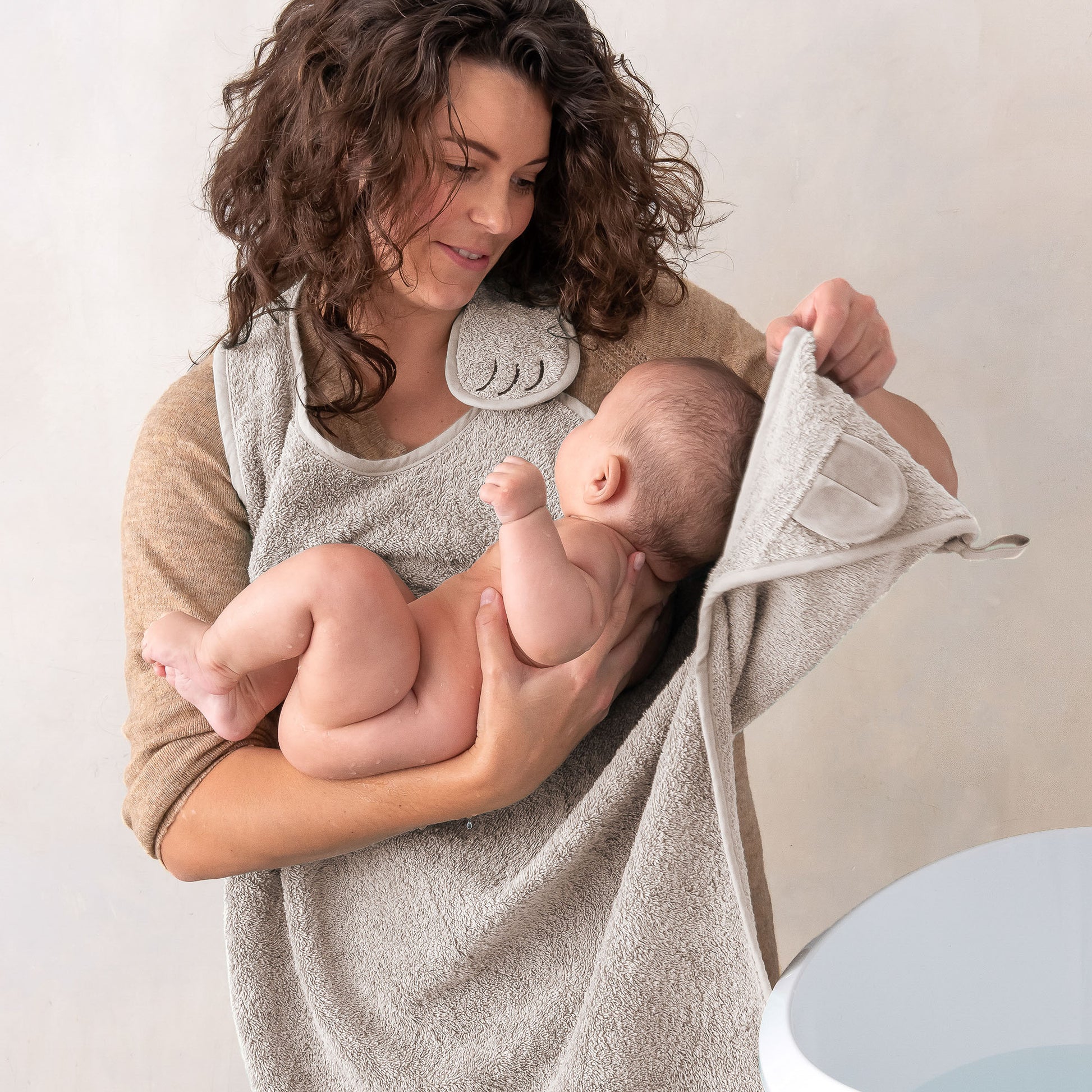 Grote vierkante beige badcape 100x100 cm met capuchon van Nifty Baby