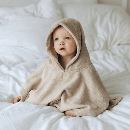 Zachte baby poncho van 100% katoen in de kleur cream met capuchon van absorberende badstof