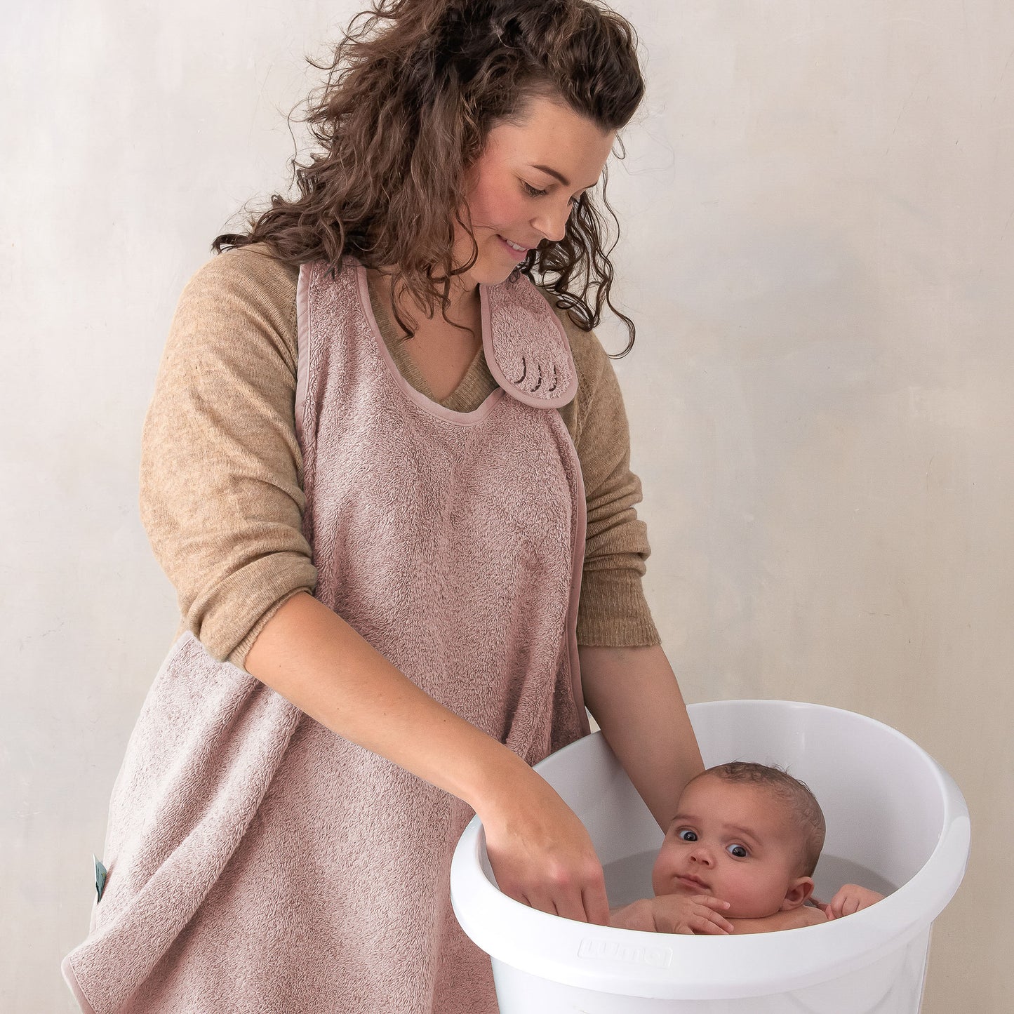 Zachte roze babybadcape van 100 procent biologisch katoen in kleur Blush