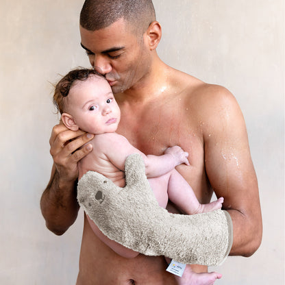Veilig baby douchen met de Nifty douchehandschoen van zachte badstof in kleur Vanilla