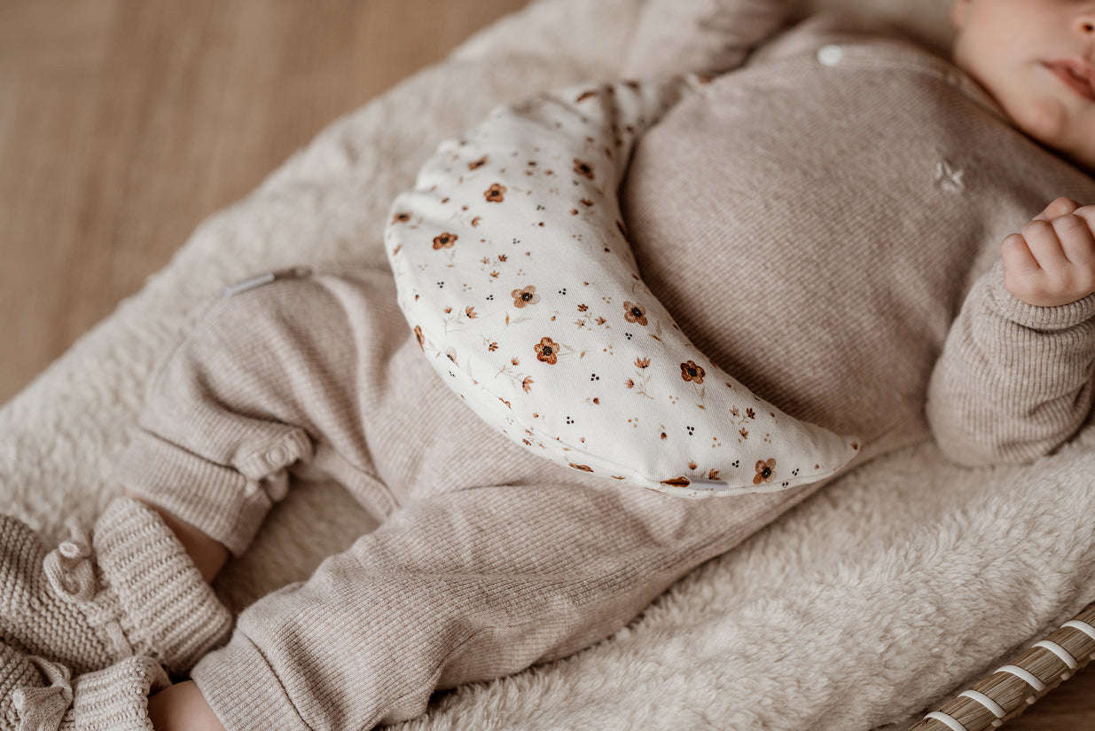 Zacht baby warmtekussen Comfy Luna met rustige brown flower print