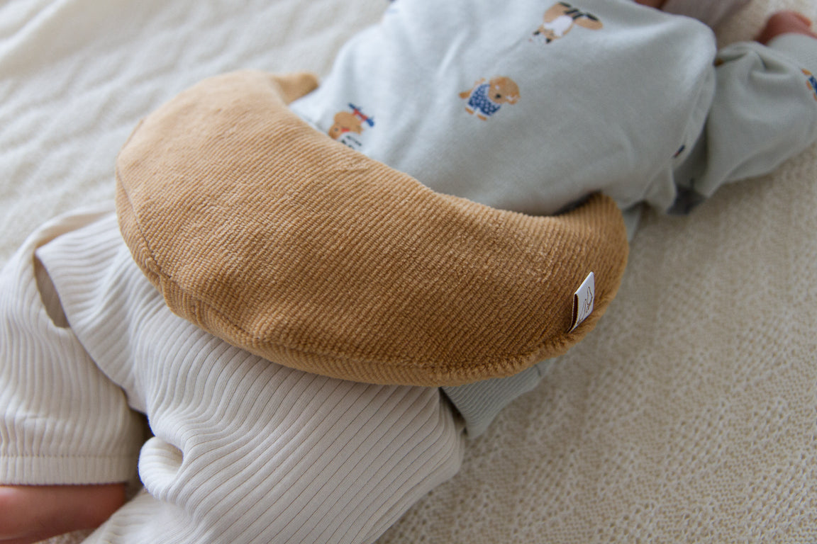 Zacht baby warmtekussen Comfy Luna in warme camel kleur