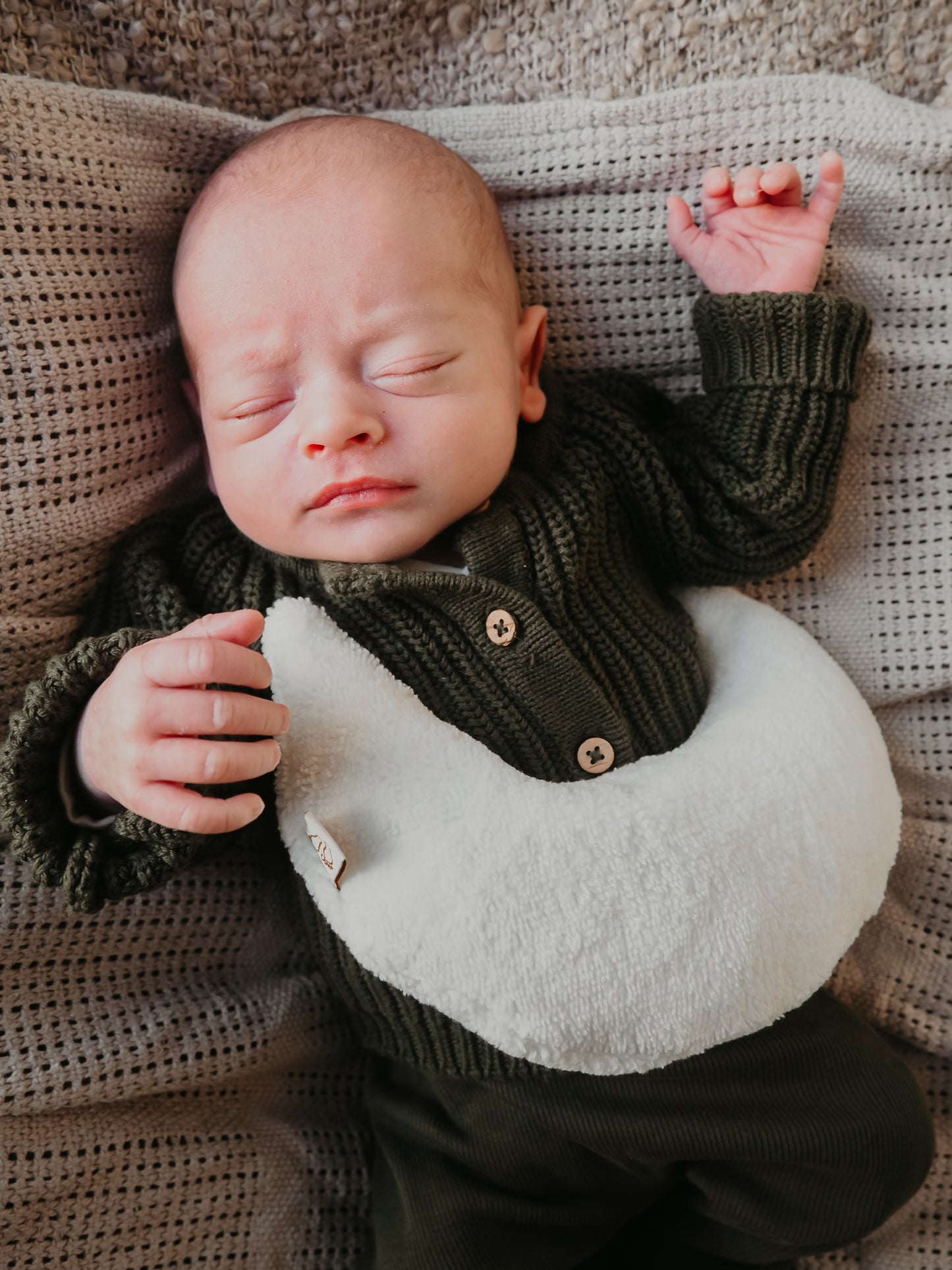 Een handgemaakt maanvormig warmtekussen gevuld met biologisch gereinigde kersenpitten. Het warmtekussen is gemaakt van zachte, duurzame stoffen, waaronder OEKO-TEX en GOTS-gecertificeerd katoen en heerlijk zachte merino wol. Perfect voor het verlichten van buikkrampjes bij baby's, ondersteuning bij borstvoeding en ontspanning voor mama. Verkrijgbaar in verschillende stijlvolle prints.