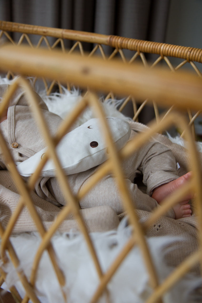Een handgemaakt maanvormig warmtekussen gevuld met biologisch gereinigde kersenpitten. Het warmtekussen is gemaakt van zachte, duurzame stoffen, waaronder OEKO-TEX en GOTS-gecertificeerd katoen en heerlijk zachte merino wol. Perfect voor het verlichten van buikkrampjes bij baby's, ondersteuning bij borstvoeding en ontspanning voor mama. Verkrijgbaar in verschillende stijlvolle prints.