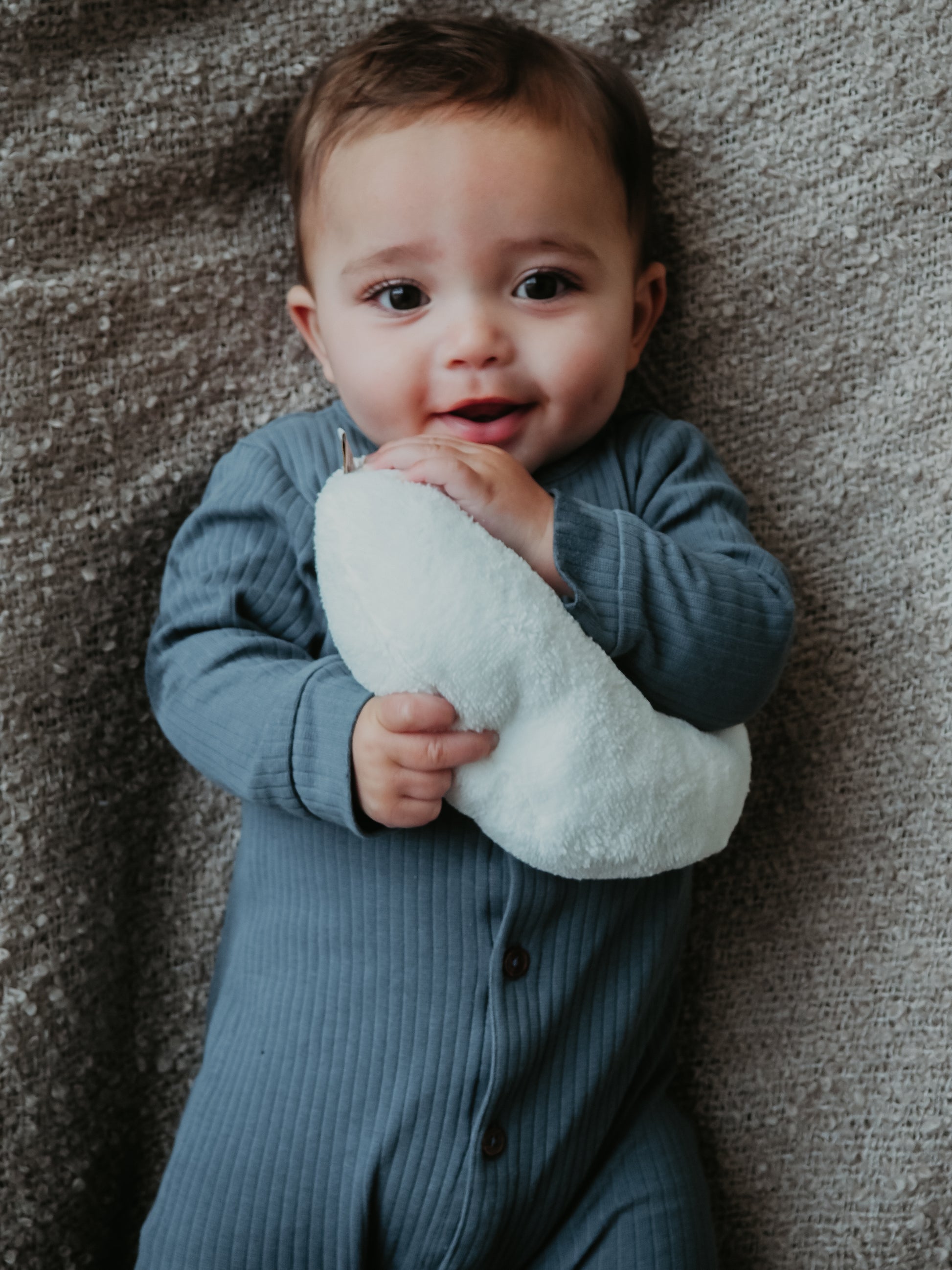 Een handgemaakt maanvormig warmtekussen gevuld met biologisch gereinigde kersenpitten. Het warmtekussen is gemaakt van zachte, duurzame stoffen, waaronder OEKO-TEX en GOTS-gecertificeerd katoen en heerlijk zachte merino wol. Perfect voor het verlichten van buikkrampjes bij baby's, ondersteuning bij borstvoeding en ontspanning voor mama. Verkrijgbaar in verschillende stijlvolle prints.