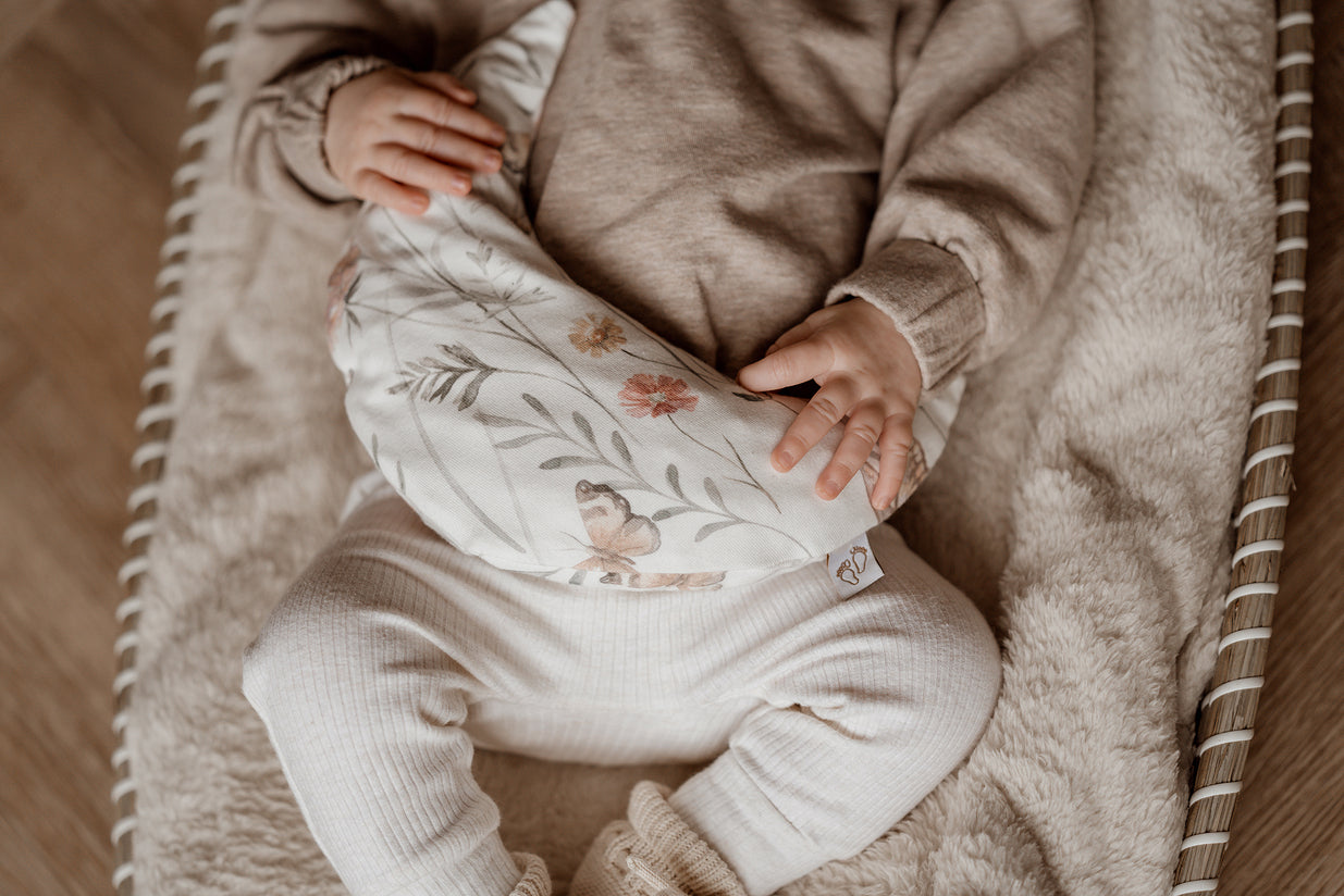 Een handgemaakt maanvormig warmtekussen gevuld met biologisch gereinigde kersenpitten. Het warmtekussen is gemaakt van zachte, duurzame stoffen, waaronder OEKO-TEX en GOTS-gecertificeerd katoen en heerlijk zachte merino wol. Perfect voor het verlichten van buikkrampjes bij baby's, ondersteuning bij borstvoeding en ontspanning voor mama. Verkrijgbaar in verschillende stijlvolle prints.