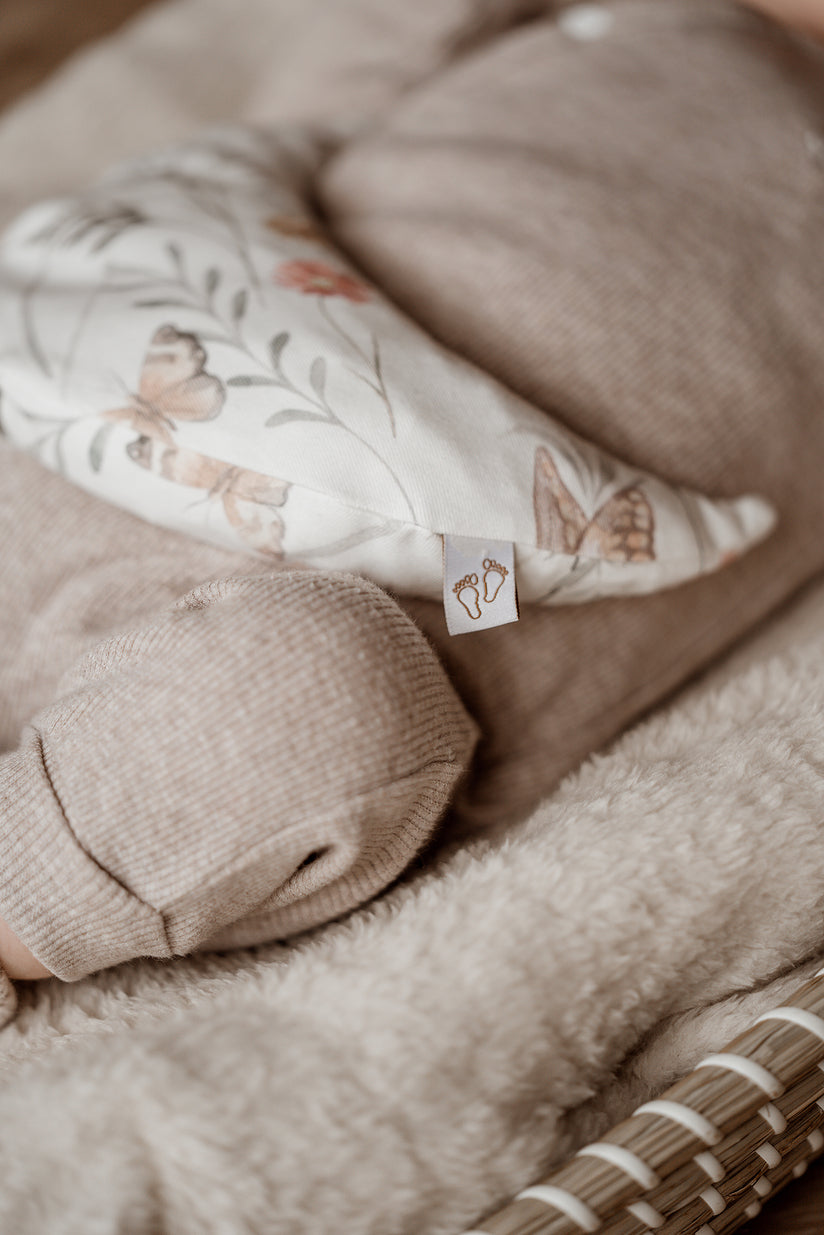 Een handgemaakt maanvormig warmtekussen gevuld met biologisch gereinigde kersenpitten. Het warmtekussen is gemaakt van zachte, duurzame stoffen, waaronder OEKO-TEX en GOTS-gecertificeerd katoen en heerlijk zachte merino wol. Perfect voor het verlichten van buikkrampjes bij baby's, ondersteuning bij borstvoeding en ontspanning voor mama. Verkrijgbaar in verschillende stijlvolle prints.