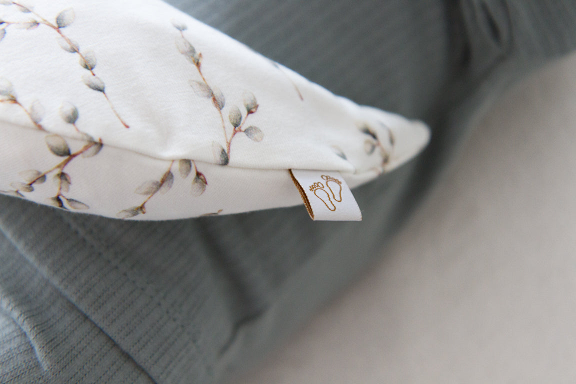 Een handgemaakt maanvormig warmtekussen gevuld met biologisch gereinigde kersenpitten. Het warmtekussen is gemaakt van zachte, duurzame stoffen met OEKO-TEX en GOTS-certificering. Ideaal voor het verlichten van buikkrampjes bij baby's, ondersteuning bij borstvoeding en ontspanning voor mama. Verkrijgbaar in verschillende stijlvolle prints. 