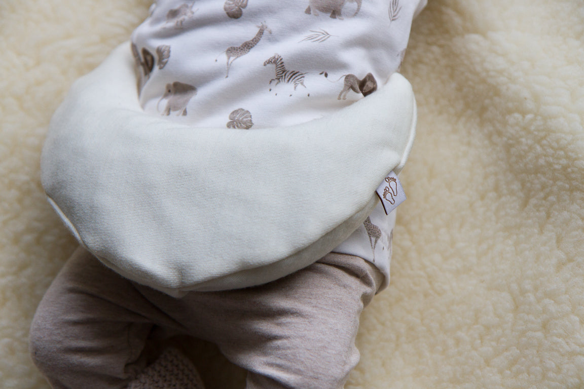 Een handgemaakt maanvormig warmtekussen gevuld met biologisch gereinigde kersenpitten. Het warmtekussen is gemaakt van zachte, duurzame stoffen, waaronder OEKO-TEX en GOTS-gecertificeerd katoen en heerlijk zachte merino wol. Perfect voor het verlichten van buikkrampjes bij baby's, ondersteuning bij borstvoeding en ontspanning voor mama. Verkrijgbaar in verschillende stijlvolle prints.