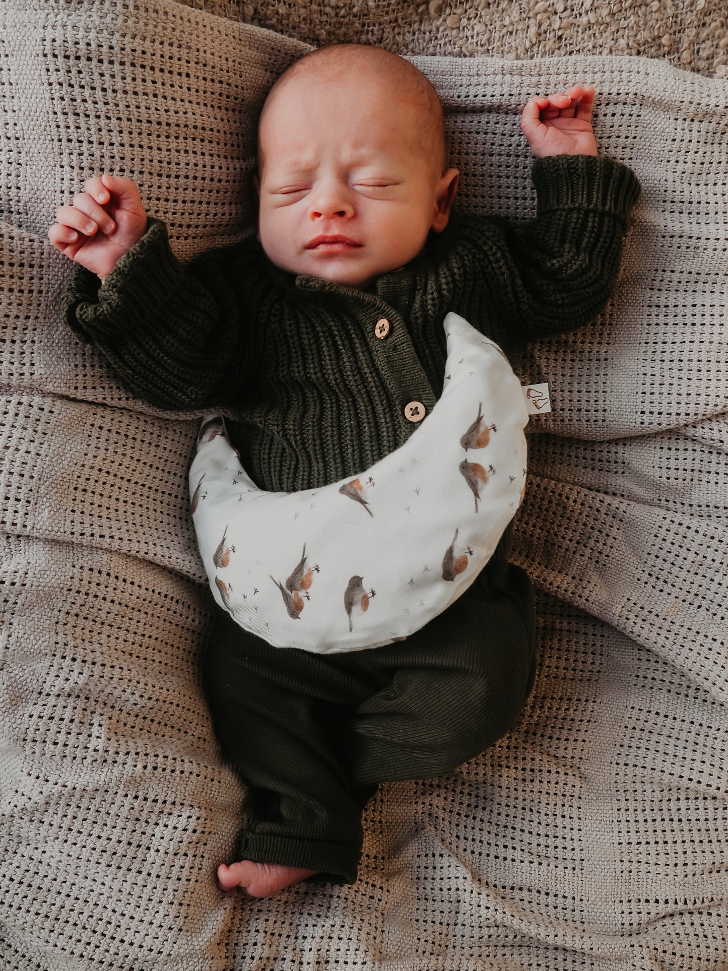 Een handgemaakt maanvormig warmtekussen gevuld met biologisch gereinigde kersenpitten. Het warmtekussen is gemaakt van zachte, duurzame stoffen, waaronder OEKO-TEX en GOTS-gecertificeerd katoen en heerlijk zachte merino wol. Perfect voor het verlichten van buikkrampjes bij baby's, ondersteuning bij borstvoeding en ontspanning voor mama. Verkrijgbaar in verschillende stijlvolle prints.