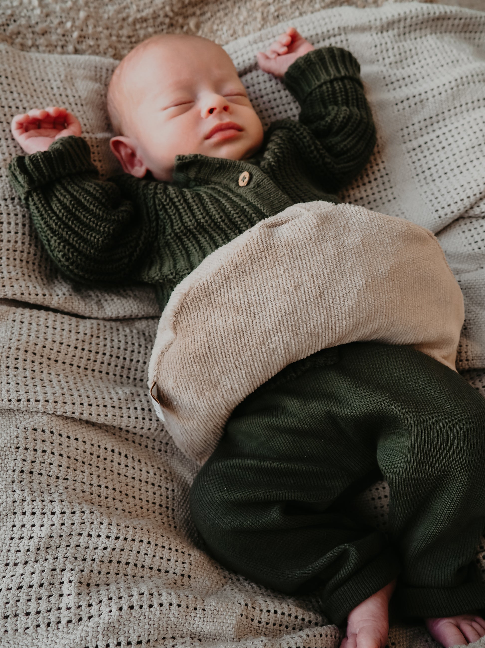 Een handgemaakt maanvormig warmtekussen gevuld met biologisch gereinigde kersenpitten. Het warmtekussen is gemaakt van zachte, duurzame stoffen, waaronder OEKO-TEX en GOTS-gecertificeerd katoen en heerlijk zachte merino wol. Perfect voor het verlichten van buikkrampjes bij baby's, ondersteuning bij borstvoeding en ontspanning voor mama. Verkrijgbaar in verschillende stijlvolle prints.