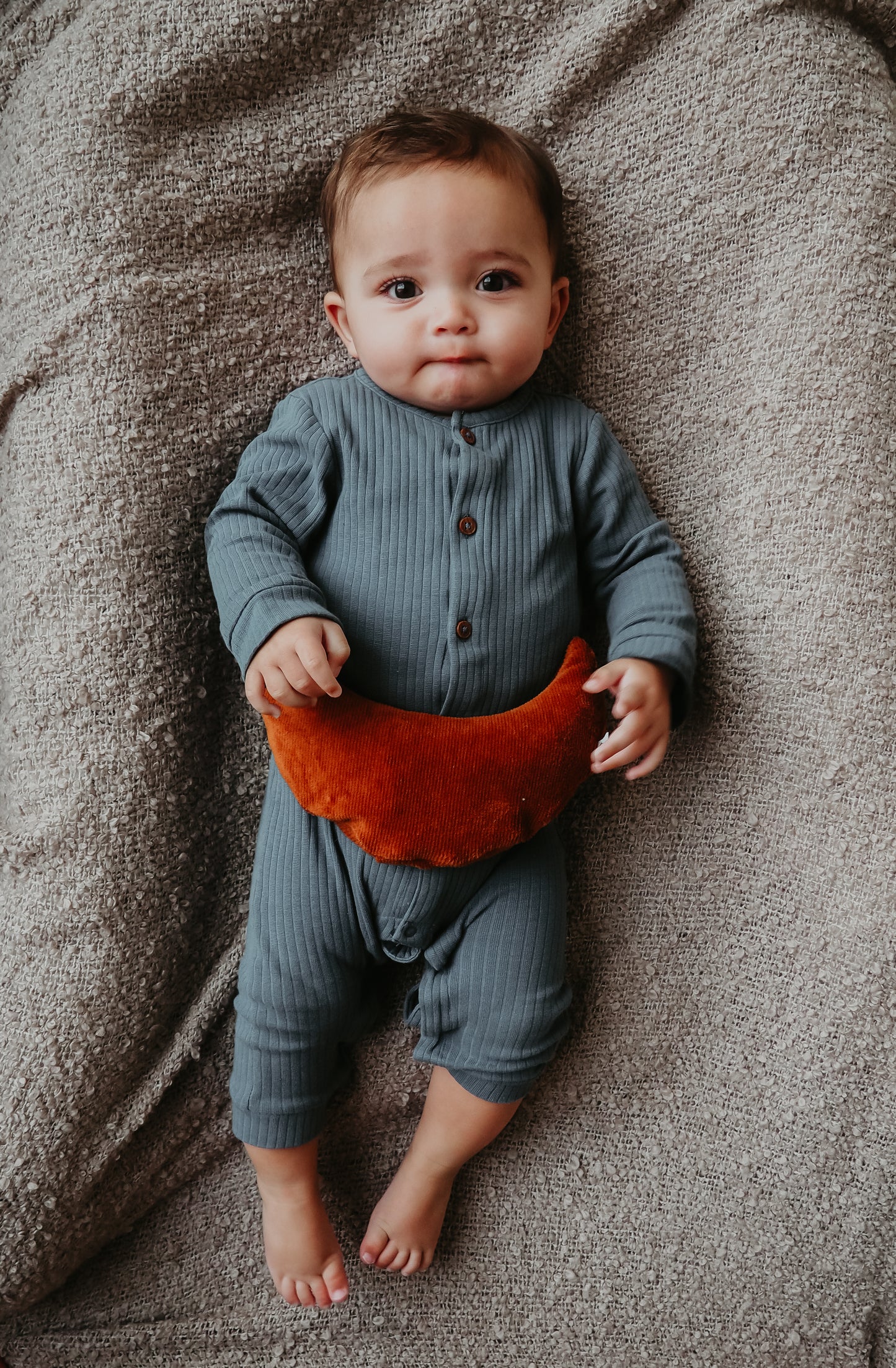 Een handgemaakt maanvormig warmtekussen gevuld met biologisch gereinigde kersenpitten. Het warmtekussen is gemaakt van zachte, duurzame stoffen, waaronder OEKO-TEX en GOTS-gecertificeerd katoen en heerlijk zachte merino wol. Perfect voor het verlichten van buikkrampjes bij baby's, ondersteuning bij borstvoeding en ontspanning voor mama. Verkrijgbaar in verschillende stijlvolle prints.