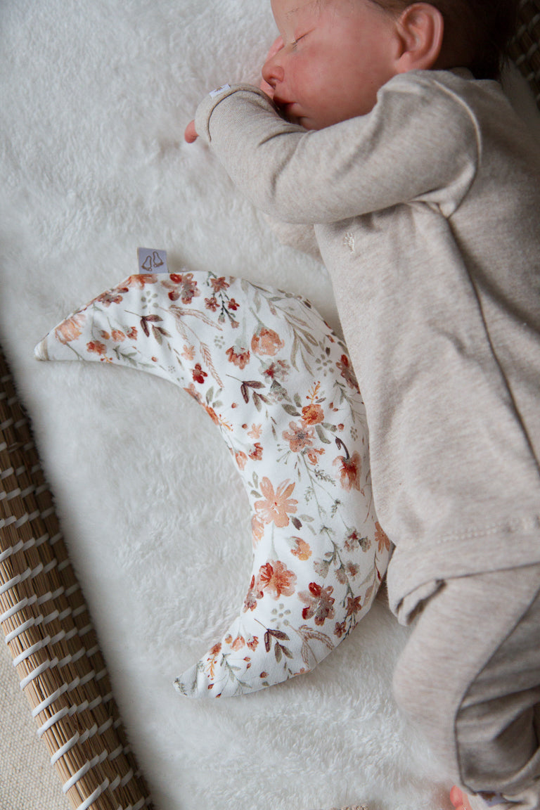 Een handgemaakt maanvormig warmtekussen gevuld met biologisch gereinigde kersenpitten. Het warmtekussen is gemaakt van zachte, duurzame stoffen met OEKO-TEX en GOTS-certificering. Ideaal voor het verlichten van buikkrampjes bij baby's, ondersteuning bij borstvoeding en ontspanning voor mama. Verkrijgbaar in verschillende stijlvolle prints. 