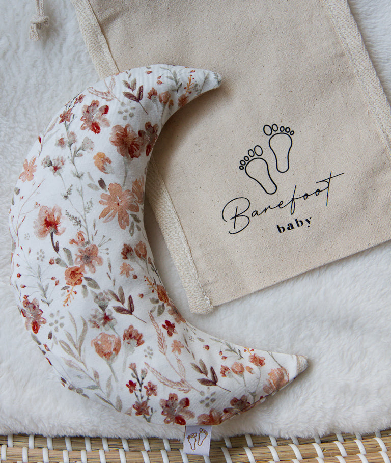 Een handgemaakt maanvormig warmtekussen gevuld met biologisch gereinigde kersenpitten. Het warmtekussen is gemaakt van zachte, duurzame stoffen met OEKO-TEX en GOTS-certificering. Ideaal voor het verlichten van buikkrampjes bij baby's, ondersteuning bij borstvoeding en ontspanning voor mama. Verkrijgbaar in verschillende stijlvolle prints. 