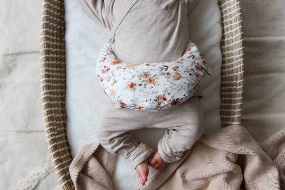 Een handgemaakt maanvormig warmtekussen gevuld met biologisch gereinigde kersenpitten. Het warmtekussen is gemaakt van zachte, duurzame stoffen met OEKO-TEX en GOTS-certificering. Ideaal voor het verlichten van buikkrampjes bij baby's, ondersteuning bij borstvoeding en ontspanning voor mama. Verkrijgbaar in verschillende stijlvolle prints. 