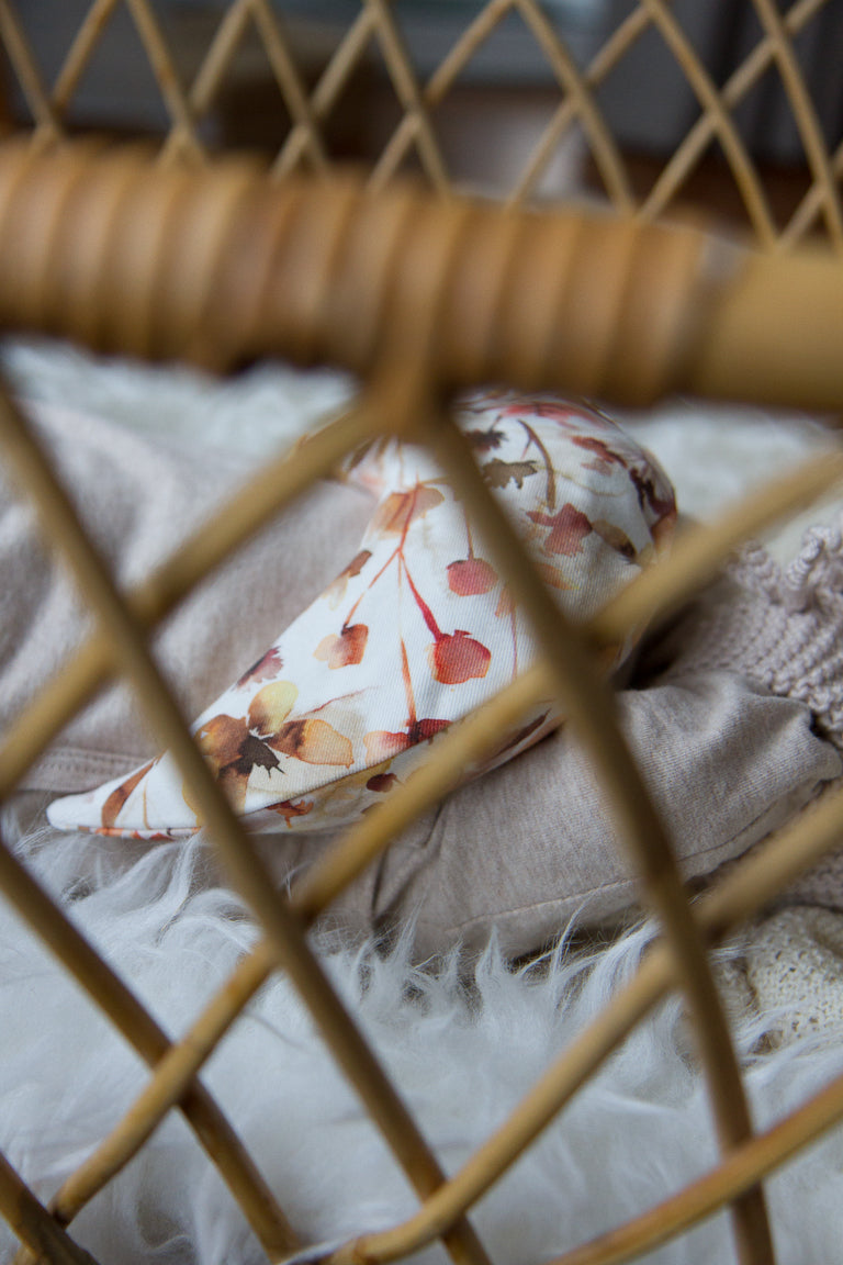 Een handgemaakt maanvormig warmtekussen gevuld met biologisch gereinigde kersenpitten. Het warmtekussen is gemaakt van zachte, duurzame stoffen met OEKO-TEX en GOTS-certificering. Ideaal voor het verlichten van buikkrampjes bij baby's, ondersteuning bij borstvoeding en ontspanning voor mama. Verkrijgbaar in verschillende stijlvolle prints. 