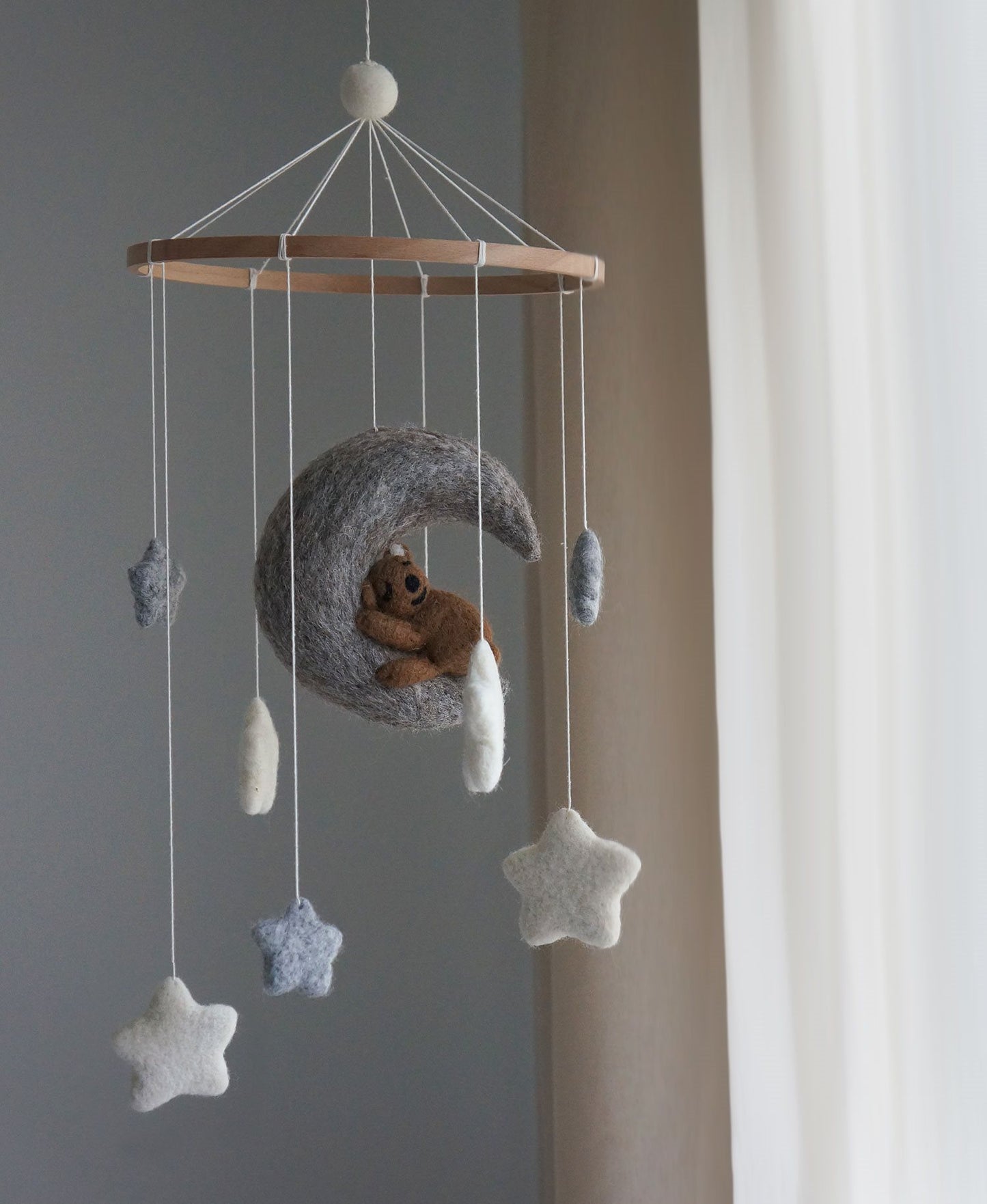 Handgemaakte vilten wiegmobiel met beer en grijze maan, fair trade geproduceerd in Nepal – natuurlijke babykamer decoratie van Barefoot Baby