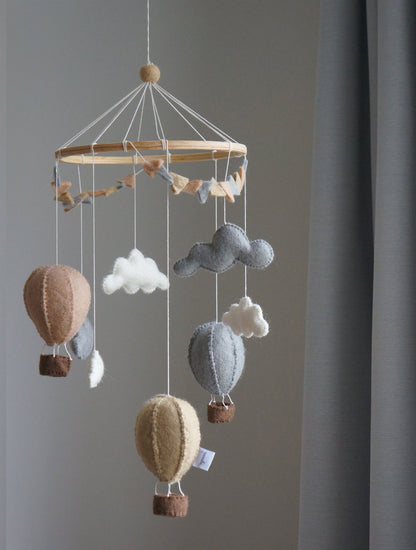 Wiegmobiel met beige luchtballonnen van wolvilt, handgemaakt en zacht van uitstraling – Barefoot Baby