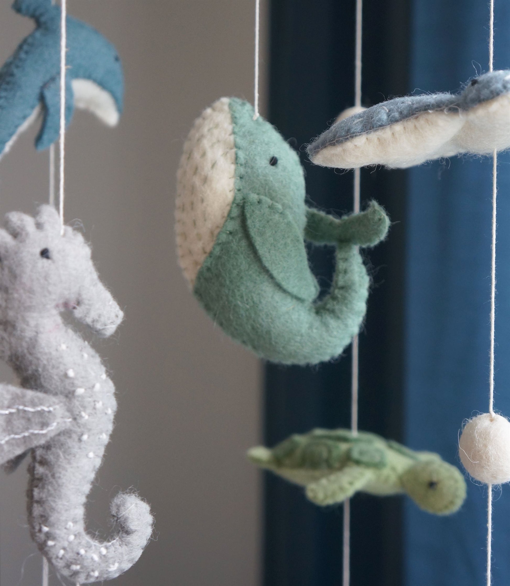 Handgemaakte Gamcha wiegmobiel van 100% wolvilt, fair trade geproduceerd in Nepal – perfect als rustgevende en natuurlijke decoratie voor de babykamer.